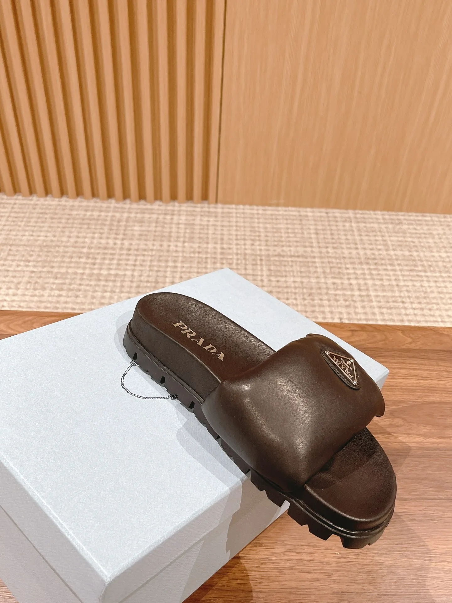 💕💕Factory direct selling price p440💕💕 💕💕Factory direct selling price pRADA Prada 2023 new bread slippers, super soft and comfortable item. Both the upper and the lining are made of sheepskin, and the entire water table is wrapped in sheepskin🐏It seems simple, but relatively expensive❕The three layers of sponge inside are exclusively customized and the sole rubber foam Not ordinary 💕💕Factory direct selling price pU foam bottom strictly follows the essence of the original version! Size：35-41M